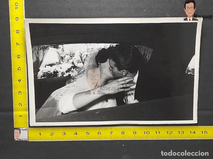 Antique Photography: EL BESO / FOTO ANTIGUA BLANCO Y NEGRO - A&Ntilde;OS 50 - ESPA&Ntilde;A - NOVIOS BES&Aacute;NDOSE EL D&Iacute;A DE BODA / COCHE