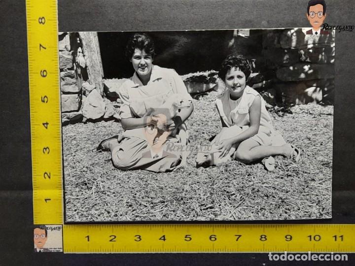 Alte Fotografie: MUJER Y NI&Ntilde;A CON DOS CORDEROS - FOTO ANTIGUA EN BLANCO Y NEGRO - A&Ntilde;OS 60/70 - CAMPO CORDERITOS