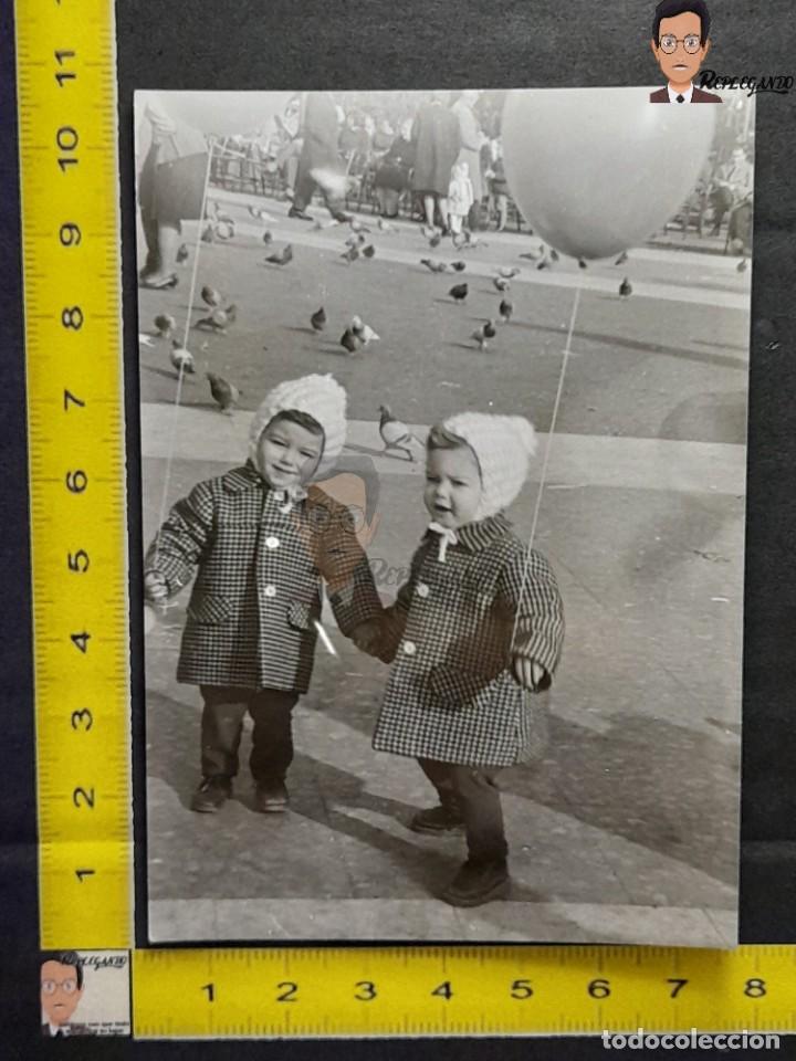Antique Photography: NI&Ntilde;OS CON GLOBOS / FOTO ANTIGUA EN BLANCO Y NEGRO - A&Ntilde;OS 60/70 - ESPA&Ntilde;A - PARQUE CON PALOMAS