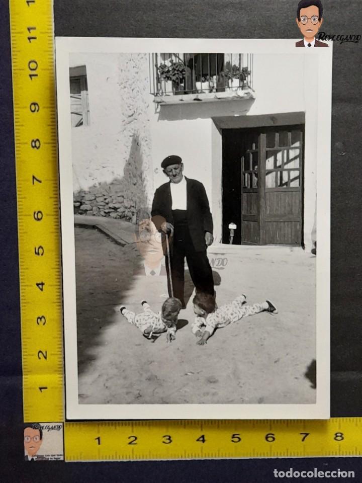 Alte Fotografie: NIETOS A LOS PIES DE SU ABUELO / FOTO ANTIGUA EN BLANCO Y NEGRO - A&Ntilde;OS 60/70 - ESPA&Ntilde;A BAST&Oacute;N Y BOINA