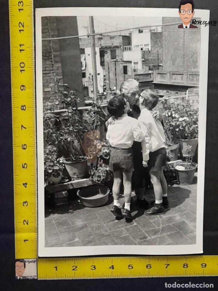 Antique Photography: NIETOS BESANDO A SU ABUELA / FOTO ANTIGUA EN BLANCO Y NEGRO - A&Ntilde;OS 60/70 - TERRAZA CON MACETAS FLOR