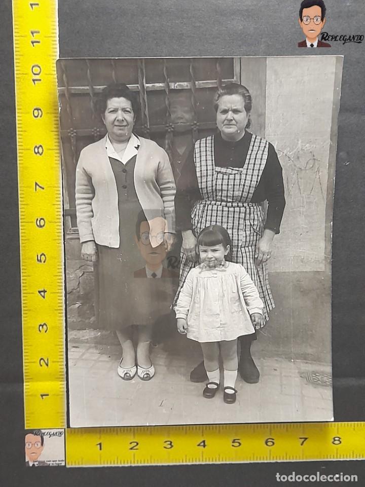 Alte Fotografie: UNA FOTO CASI FANTASMAL / FOTO ANTIGUA EN BLANCO Y NEGRO - A&Ntilde;OS 60 - ESPA&Ntilde;A - MUJERES Y NI&Ntilde;AS
