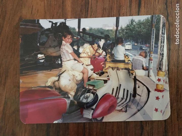 Fotograf&iacute;a antigua: FOTOGRAFIA DE TIO VIVO O CABALLITOS - VESPA - NAVE ESPACIAL - AUTOMOVIL