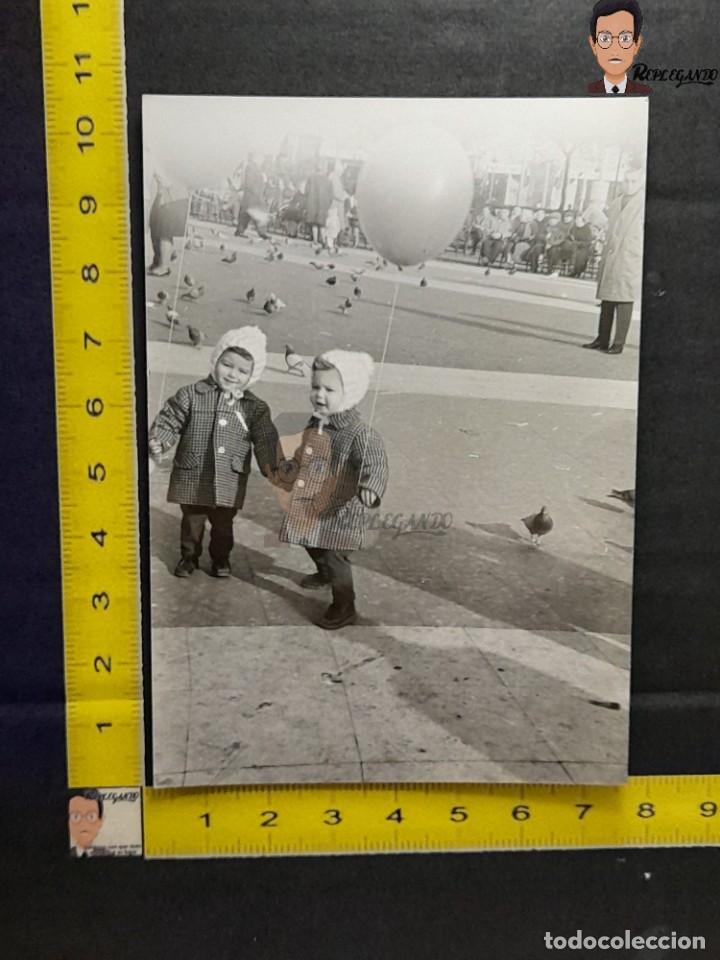 Antique Photography: NI&Ntilde;OS CON GLOBOS / FOTO ANTIGUA EN BLANCO Y NEGRO - A&Ntilde;OS 60/70 - ESPA&Ntilde;A - PARQUE CON PALOMAS
