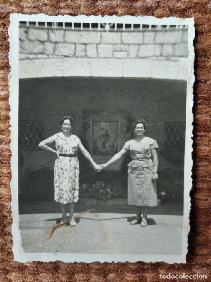 Fotograf&iacute;a antigua: SE&Ntilde;ORITAS EN CALAFELL 1955 - Foto 1