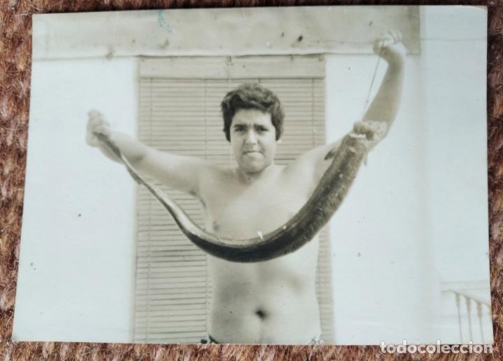 Fotograf&iacute;a antigua: muchacho pescando un congrio - Foto 1