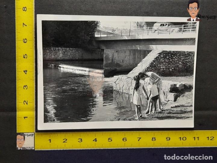 Antique Photography: MUJER Y NI&Ntilde;AS EN LA ORILLA DE UN R&Iacute;O / REPRESA / FOTO ANTIGUA EN BLANCO Y NEGRO - A&Ntilde;OS 60 - COCHE