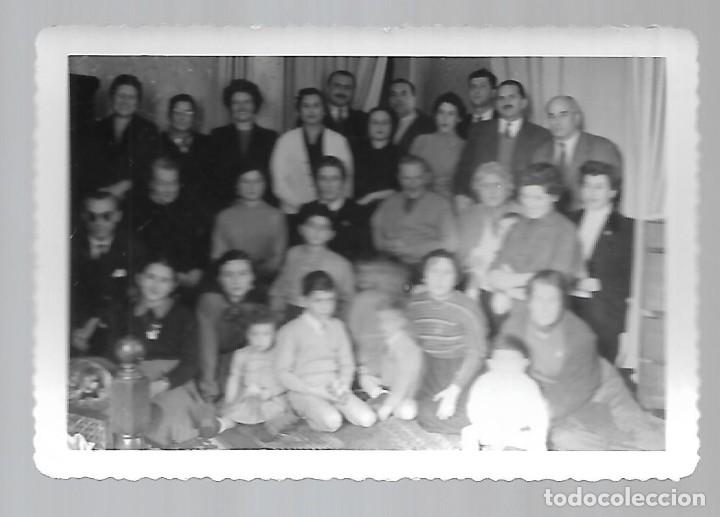 Fotograf&iacute;a antigua: ER-- TANGER ENERO DE 1.954 - 2 FOTOGRAFIAS UN GRUPO DE PERSONAS Y NI&Ntilde;OS DE TANGER