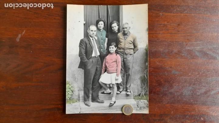 Fotografia antica: Fotograf&iacute;a de familia frente en casa de pueblo a&ntilde;os 60 Imagen t&eacute;cnica de virado o coloreado manual