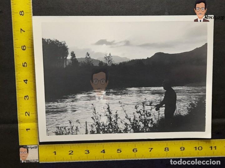 Alte Fotografie: PESCANDO AL ATARDECER / FOTO ANTIGUA EN BLANCO Y NEGRO - A&Ntilde;OS 60/70 - AMANECER DE PESCA