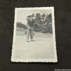 Fotografía antigua: ANTIGUA FOTO, CHICA DE 15 AÑOS PATINANDO, AÑOS 40, 1946