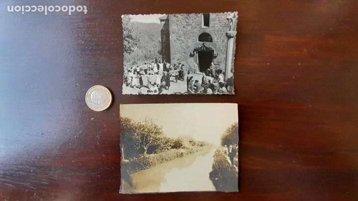 Fotografia antiga: Un retratado grupo de sardanista frete a ermita de monta&ntilde;a a&ntilde;os 50&acute;s, dos im&aacute;genes a elegir
