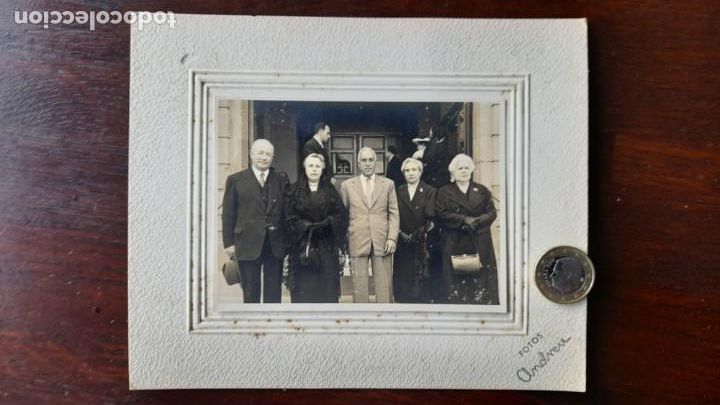 Photographie ancienne: Retratado grupo de ancianos a la salida de iglesia, Sant Boi de LLobregat a&ntilde;os 50&acute;s