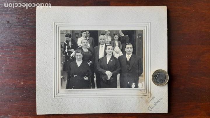 Fotograf&iacute;a antigua: Retratado grupo de ancianos a la salida de iglesia, Sant Boi de LLobregat a&ntilde;os 50&acute;s