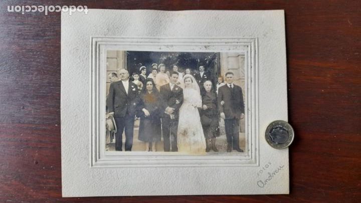 Fotografia antica: Retratado de boda novios con padres a la salida iglesia de Sant Boi de Llobregat a&ntilde;os 50&acute;s