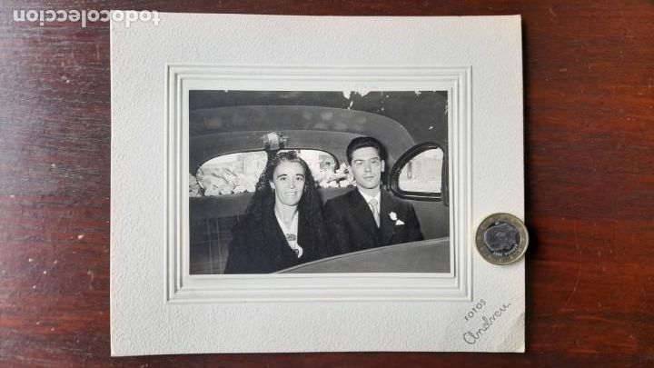 Photographie ancienne: Retratado de boda novio junto a madre dentro del coche camino al altar foto Andreu St Boi a&ntilde;os 50&acute;s