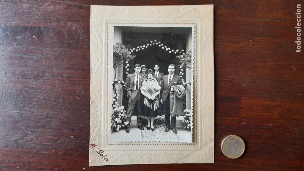 Photographie ancienne: Tradicional retratado salida del portal decorado casa de la novia. Foto M. Soler Sans BCN a&ntilde;os 50&acute;s