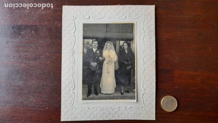 Fotograf&iacute;a antigua: Retratado novia de brazo del padre a la salida de casa de pueblo a&ntilde;os 50&acute;s Sant Boi de lLobregat
