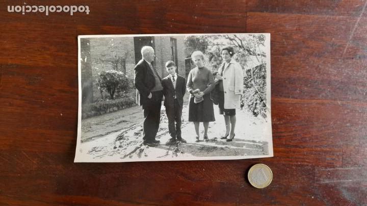 Photographie ancienne: Retrato de grupo familiar generacional posando en jard&iacute;n, a&ntilde;os 60&acute;s