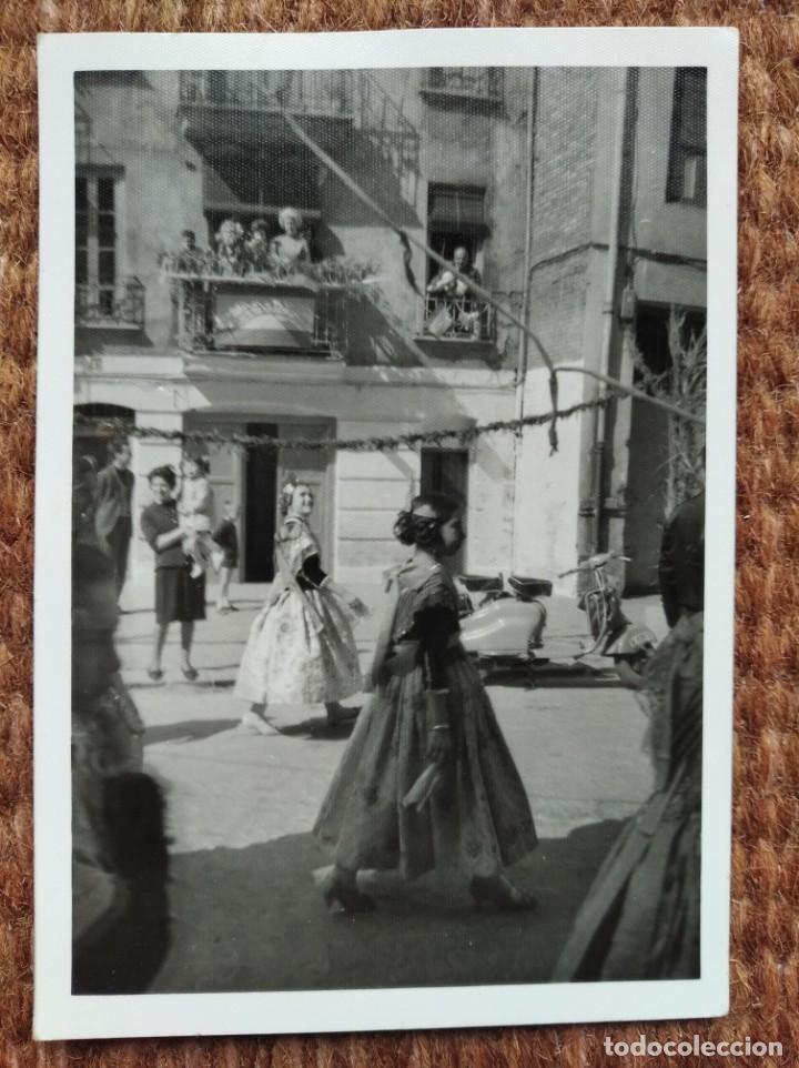 Fotograf&iacute;a antigua: FALLERAS JUNTO A VESPA