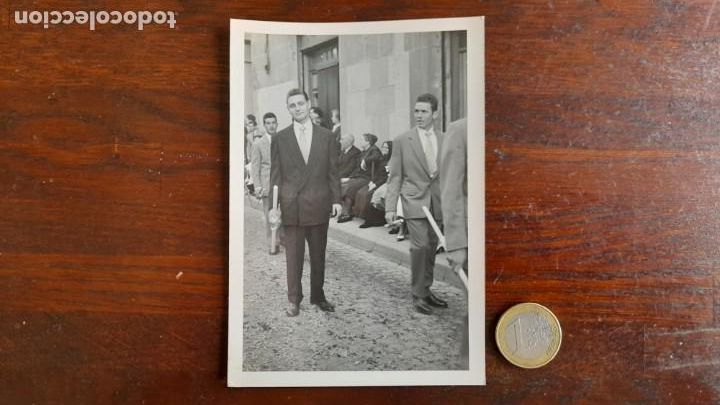 Fotograf&iacute;a antigua: Retrato de elegantes j&oacute;venes participando procesi&oacute;n de corpus a&ntilde;o 1953 de Hospitalet de Llobregat