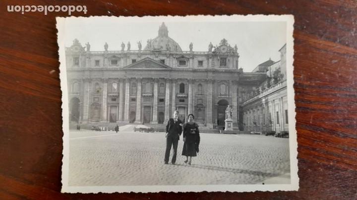 Fotograf&iacute;a antigua: Un retrato pareja posando frete al Vaticano en una insolita plaza de San Pedro a&ntilde;os 50&acute;s
