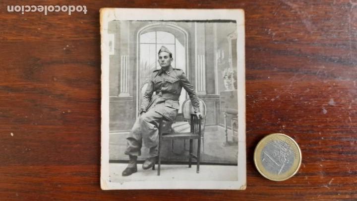 Fotograf&iacute;a antigua: Un retrato de joven militar posando en estudio fotogr&aacute;fico 1948