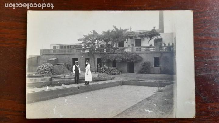 Photographie ancienne: Tarjeta postal imagen de joven pareja frente a casa en construcci&oacute;n con obreros al fondo princios XX