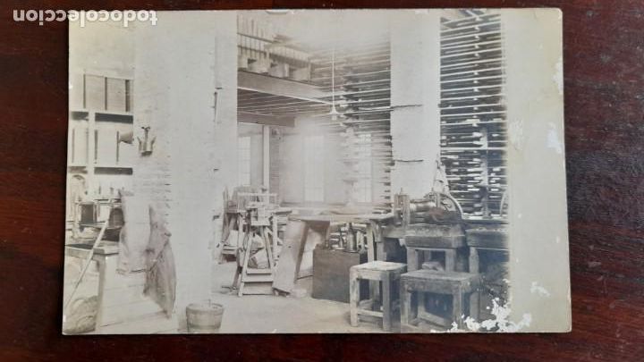 Fotograf&iacute;a antigua: Tarjeta postal imagen de taller de estampaci&oacute;n de principios XX