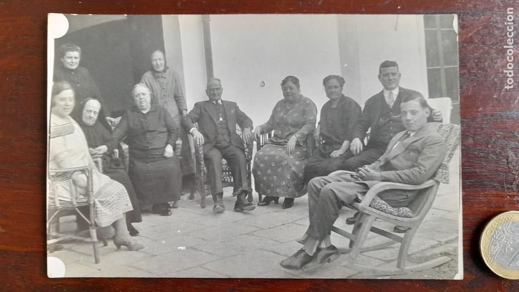 Fotograf&iacute;a antigua: Tarjeta postal imagen de se&ntilde;oras mayores y hombres trajeados en alguna celebraci&oacute; principios del XX,