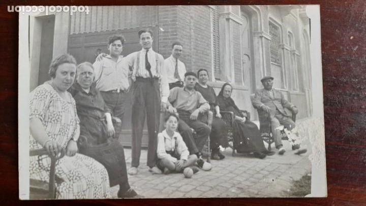 Photographie ancienne: Tarjeta postal grupo de personas vecinos o familiares sentados de charla, principios del XX,
