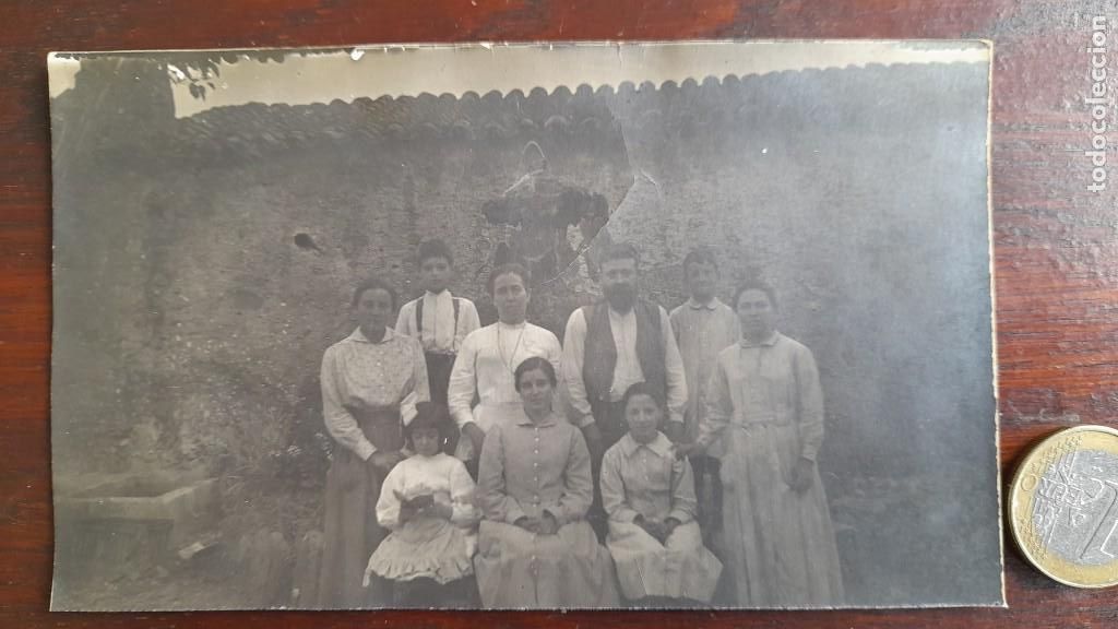 Photographie ancienne: Tarjeta postal imagen de familia a la entrada de su casa de pueblo, de principios del XX,
