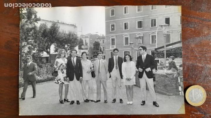 Fotografia antica: Retrato de j&oacute;venes a la entrada del Ateneu Santboia de Sant Boi de Llobregat en los a&ntilde;os 70&acute;s