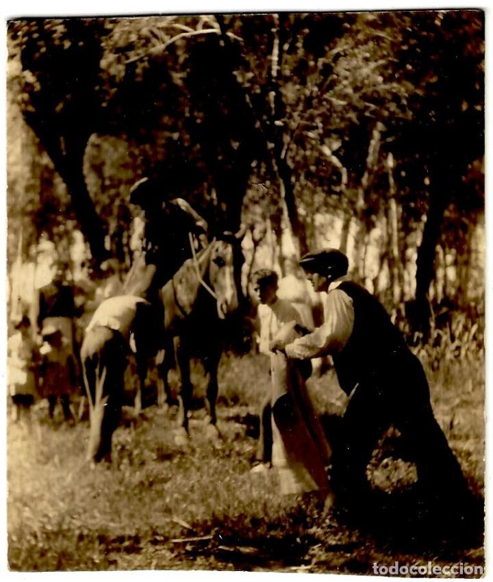 Fotograf&iacute;a antigua: Capea en el Campo - No Figura Fot&oacute;grafo - Foto/Postal Antigua - Cortada - 112x89mm.