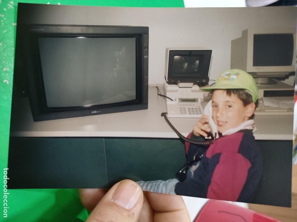 Alte Fotografie: Fotograf&iacute;a Ni&ntilde;o Hablando por Tel&eacute;fono Fijo a&ntilde;os Ochenta Original