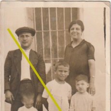 Fotografía antigua: FAMILIA VALENCIA EN 1942 - -C-21. Lote 330694378