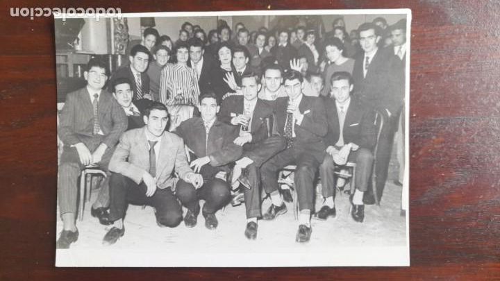 Fotograf&iacute;a antigua: Retrato j&oacute;venes samboyanos 60&acute;s Ateneu Santboia Sant Boi de LLobregat con nombres en reverso