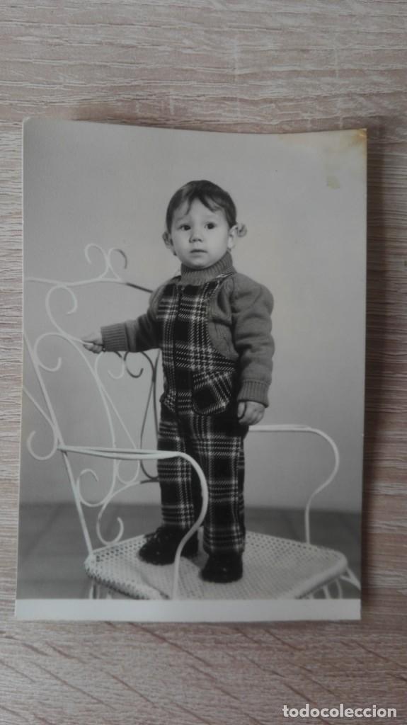 Fotografia antica: FOTO NI&Ntilde;O ENCIMA SILLA, EN BLANCO Y NEGRO-FOTOS NUENO (VALENCIA)-A&Ntilde;OS 60.
