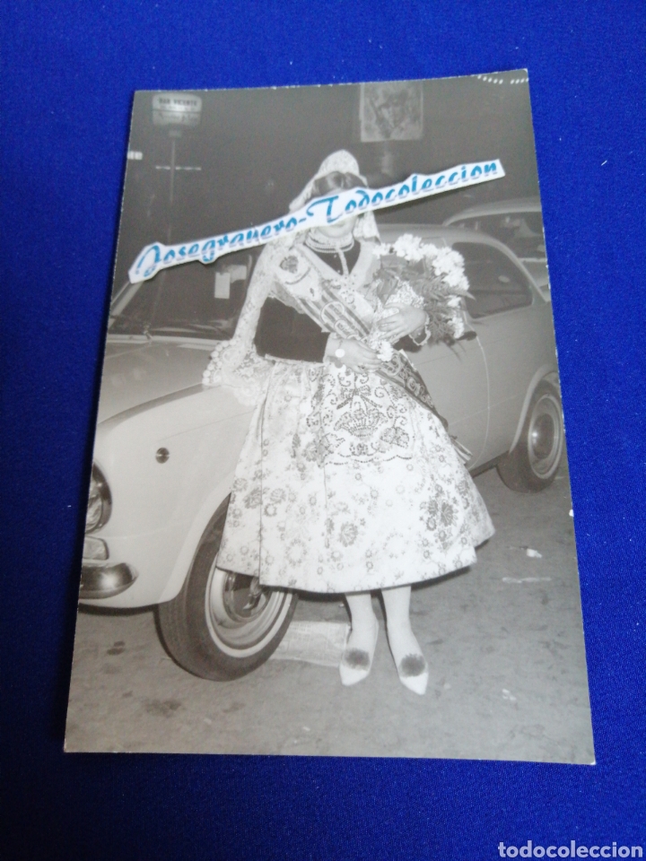 Antique Photography: FALLERA OFRENDA POSANDO JUNTO A COCHE ANTIGUO FOTOGRAFIA