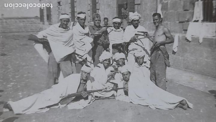 Fotografia antica: Retrato grupo de soldados del cuartel de Ciutadella en Menorca, disfrazados de Tuaregs, 1945