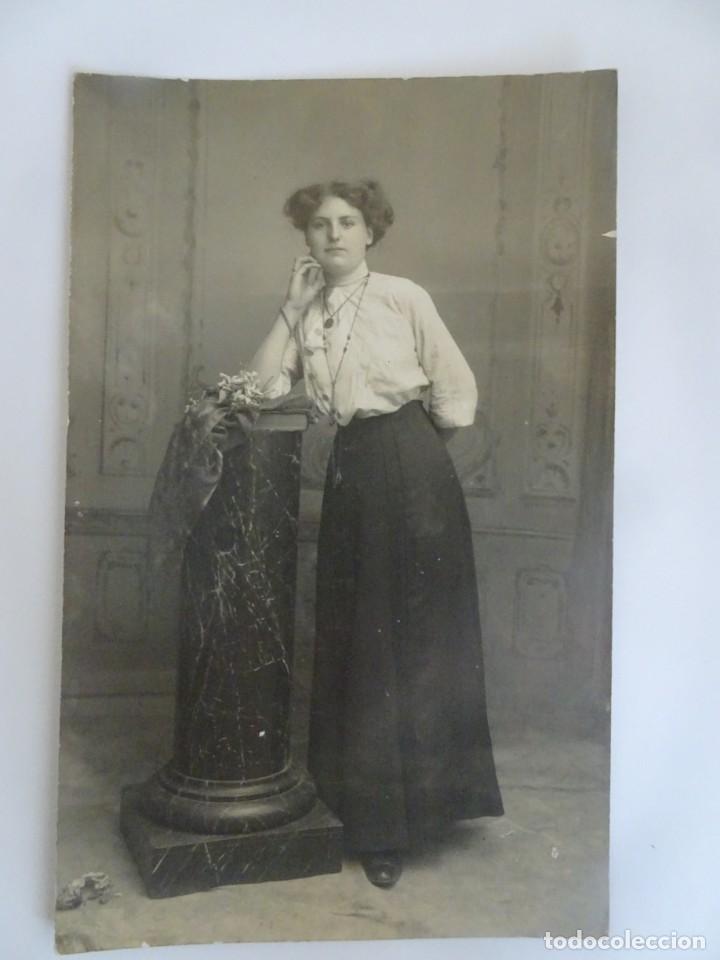 Fotografia antica: ANTIGUA FOTOGRAF&Iacute;A DE ESTUDIO, MUJER JOVEN, TRAJE DE &Eacute;POCA, VER FOTOS