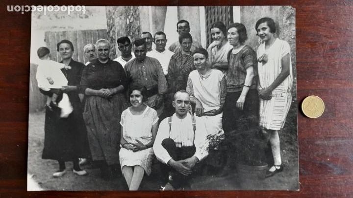 Fotografia antica: Fotograf&iacute;a grupo familiar con ni&ntilde;os peque&ntilde;os posando entrada de casa de pueblo a&ntilde;os 30-40&acute;s