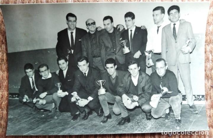 Photographie ancienne: SE&Ntilde;ORES POSANDO CON TROFEOS