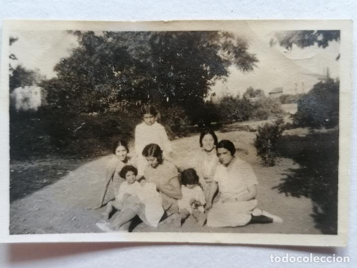 Fotografia antica: FOTOGRAFIA, SE&Ntilde;ORAS PASANDO CON VARIAS NI&Ntilde;AS, EN EL CAMPO, MEDIDAS 7 X 4,5 CM