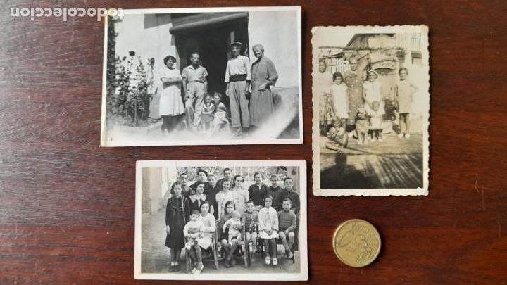 Antique Photography: Una fotograf&iacute;a imagen grupo familiar posando en casa de pueblo, a&ntilde;os 40&acute;s tres im&aacute;genes a elegir