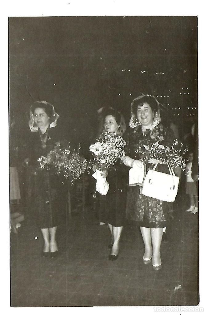 Fotograf&iacute;a antigua: ER- FOTOGRAF&Iacute;A ANTIGUA - DE TRES DAMAS EN LA PUERTA DE LA IGLESIA DE SAN AGUSTIN EL 11- 5- 1961