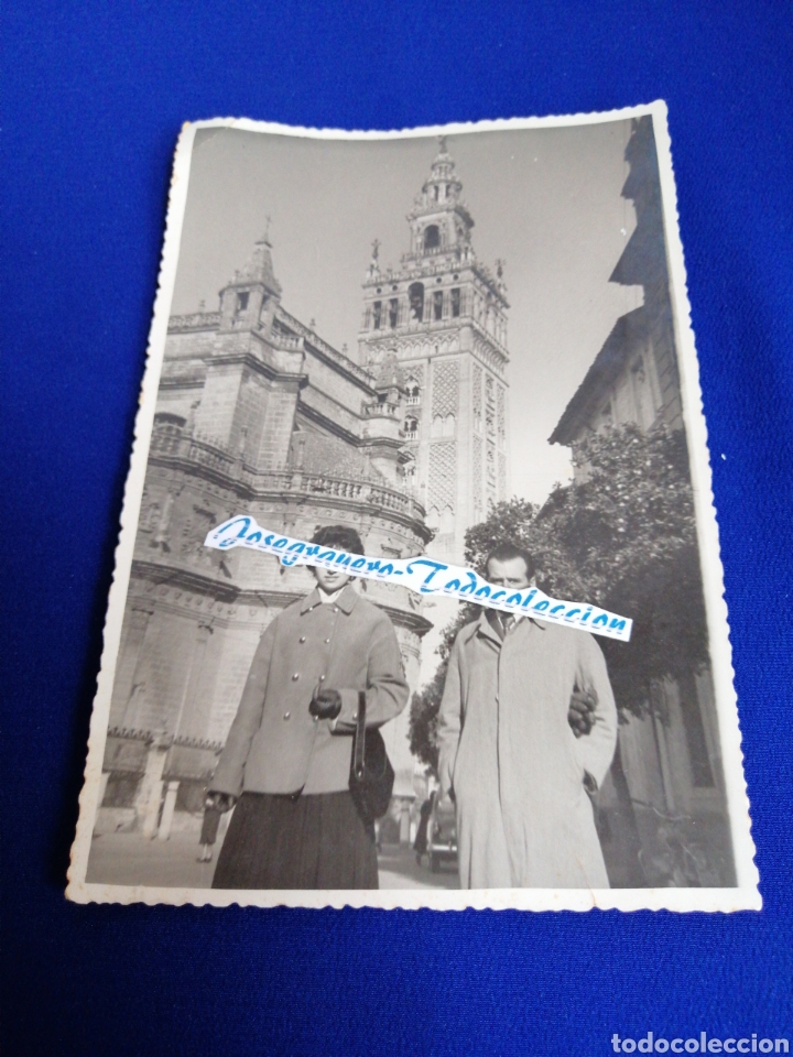 Fotograf&iacute;a antigua: GIRALDA DE SEVILLA CON MODELOS FOTOGRAFIA CON SELLO FOT&Oacute;GRAFO