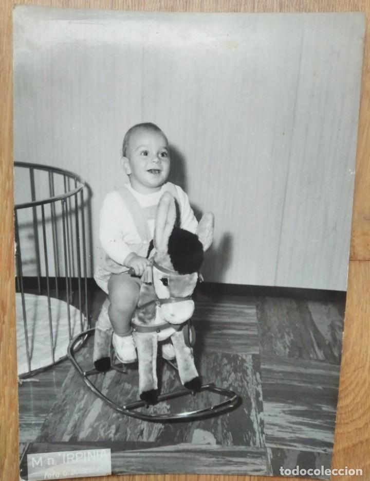 Fotografia antica: NI&Ntilde;O SOBRE CABALLO DE JUGUETE