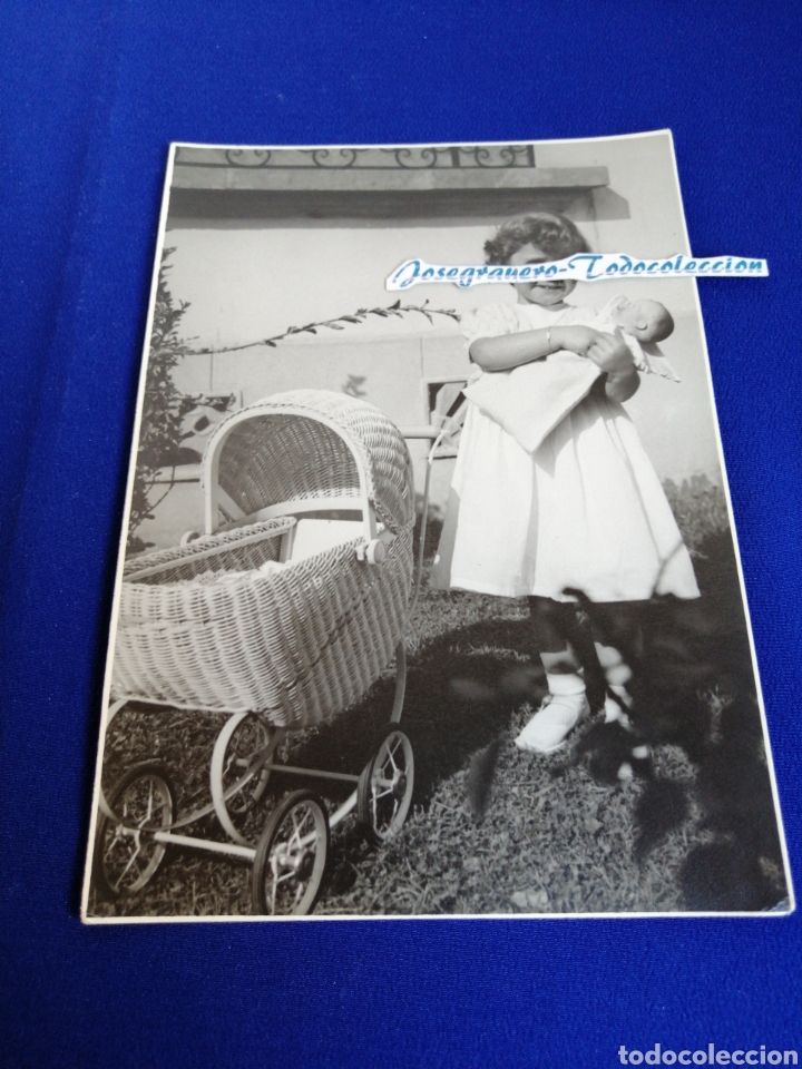 Antique Photography: NI&Ntilde;A MODELO CON MU&Ntilde;ECA Y CARRITO A&Ntilde;O 1952 FOTOGRAFIA ANTIGUA