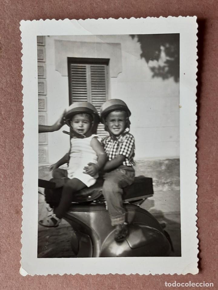 Antique Photography: ANTIGUA FOTOGRAF&Iacute;A 2 NI&Ntilde;OS EN UNA MOTO. 1955. A&Ntilde;OS 50. NEGTOR.